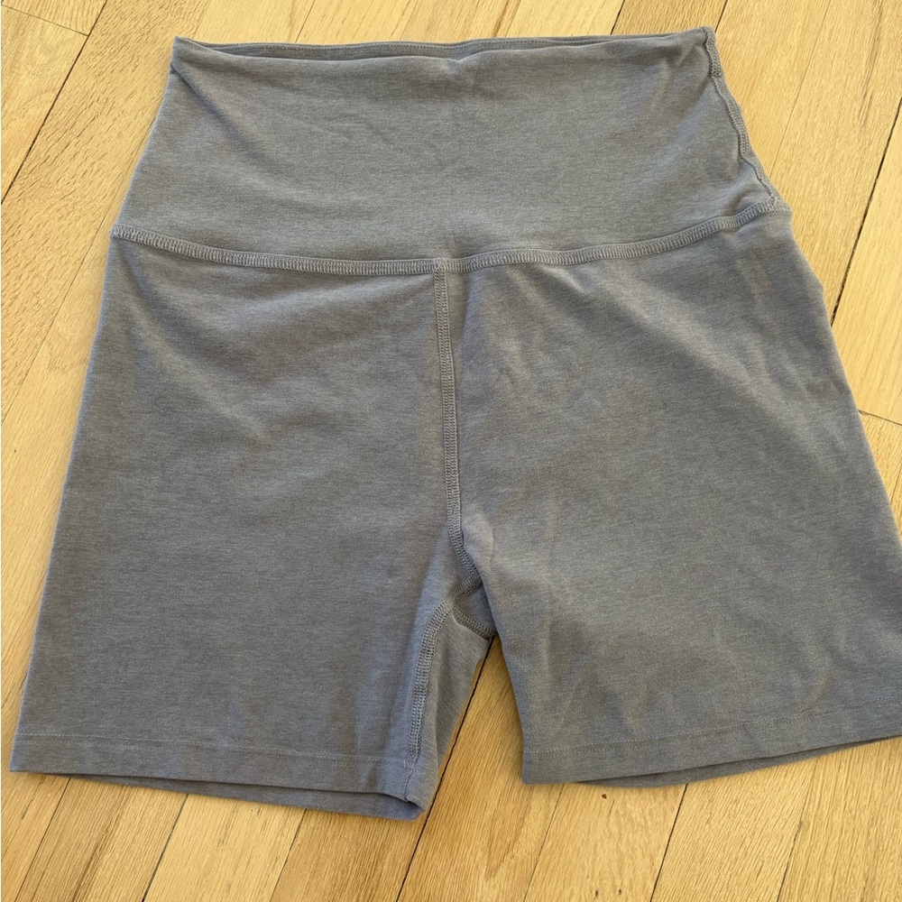 Beyond Yoga 3 Piece Cloud Grey Heather Activewear Set - Top, Shorts & Leggings - Picture 5 of 10